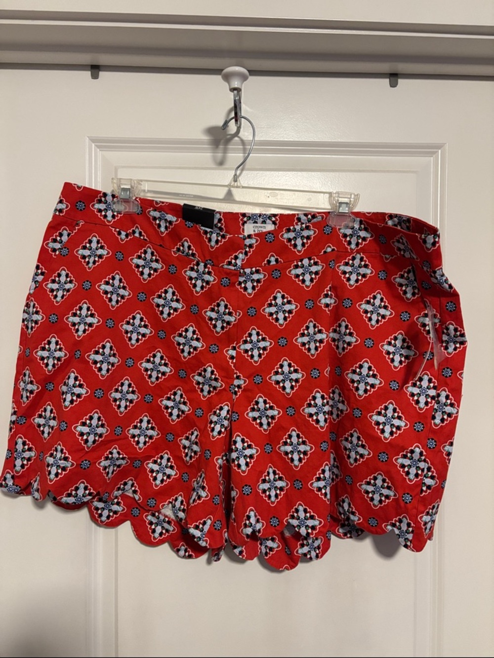 Crown & Ivy Red Floral Scallop Hem Women’s Shorts